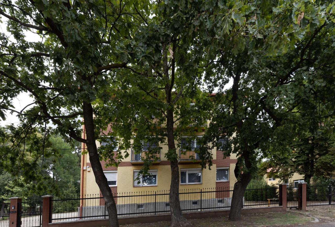 Angolkert Panzio Teglas Buitenkant foto